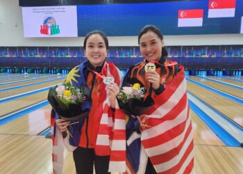 Atlet tenpin boling negara, Natasha Roslan (kanan) dinobatkan sebagai juara dunia yang baharu setelah menewaskan rakan senegara, Si Lin Jane dalam perlawanan akhir Kejohanan Boling Dunia yang berlangsung di Salmiya, Kuwait hari ini. (FOTO: MTBC)