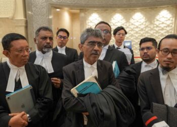 MOHAMED Haniff Khatri Abdulla bersama pasukan guamannya hadir di Mahkamah Rayuan Putrajaya bagi pendengaran rayuan berhubung sekolah vernakular.  UTUSAN/FAISOL MUSTAFA.