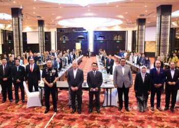 FADILLAH Yusof (depan, dua kiri) semasa menghadiri Mesyuarat Ketua-Ketua Jabatan dan Agensi Persekutuan Negeri Kelantan di Kota Bharu, Kelantan hari ini-UTUSAN/KAMARUL BISMI KAMARUZAMAN.