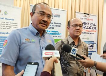 ABD. RAZAK Omar (kiri) bercakap kepada pemberita pada Program Perkeso Mendekati Media dan Inisiatif SPS Padanan Caruman di sebuah hotel di Jalan Hang Tuah, Melaka. - UTUSAN/MUHAMMAD SHAHIZAM TAZALI