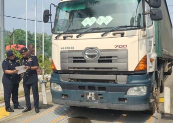 HANIF Yusabra Yusuf (dua dari kiri) membuat pemeriksaan pada Operasi Penguatkuasaan Khas Kenderaan Komersial (Perdagangan) di Stesen Penguatkuasa Pedas, Rembau hari ini.-UTUSAN/NOR AINNA HAMZAH.