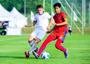 PEMAIN AMD Dream dicabar pemain NK Osijek dalam aksi pembukaan  saingan kategori Bawah 14 tahun Kejohanan Bola Sepak Piala Supermokh 2023.-IHSAN AMD