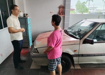 DENIS Lim bertanyakan sesuatu kepada Siok Kuan berhubung kejadian along menyimbah cat merah dan membaling koktail Molotov di Taman Seri Rambai, Bukit Rambai, Melaka. - UTUSAN/AMRAN MULUP