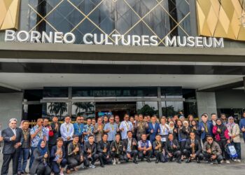 ABDUL Karim Rahman Hamzah bergambar bersama belia selepas hadir merasmikan Program Integrasi Belia Sarawak di Muzium Budaya Borneo (BCM) di sini hari ini.