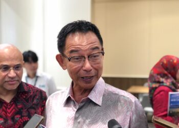 ABDUL Karim Rahman Hamzah bercakap kepada media berhubung cadangan PBB untuk menambah kerusi parlimen Sabah dan Sarawak dalam Dewan Rakyat, hari ini.