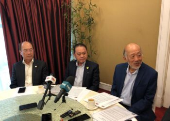 (Dari Kanan) Pengerusi DPPS, Datuk Richard Lee; Penasihat DPPS Tan Sri Abdul Aziz Datuk Husain; dan Jawatankuasa Pemilih DPPS Datuk Gerawat Gala, bercakap dalam sidang selepas mesyuarat pertama DPPS di Kelab Sarawak, Jalan Taman Budaya di sini hari ini.