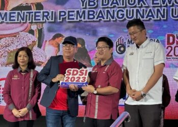 EWON Benedick (dua dari kanan) merasmikan pameran SDSI Madani peringkat kebangsaan bertempat di MITC, Ayer Keroh, Melaka.