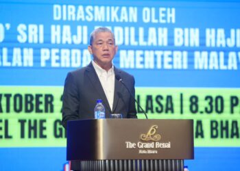 FADILLAH Yusof semasa berucap pada Mesyuarat Ketua-Ketua Jabatan dan Agensi Persekutuan Negeri Kelantan di Kota Bharu, Kelantan hari ini-UTUSAN/KAMARUL BISMI KAMARUZAMAN