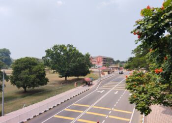 SITUASI jerebu adalah terkawal dan jarak penglihatan juga baik di Sekolah Kebangsaan (SK) Taman Bukit Rambai, Melaka. - UTUSAN/MUHAMMAD SHAHIZAM TAZALI
