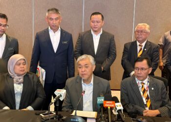 AHMAD Zahid Hamidi (tengah) bercakap dalam sidang akhbar selepas hadir Mesyuarat Penyelarasan Antara Timbalan Perdana Menteri dan Menteri Kemajuan Desa dan Wilayah bersama Exco-Exco Luar Bandar (MEXCLUB) di Hotel Sheraton di Kuching, Sarawak hari ini.