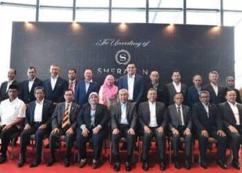 AHMAD Zahid Hamidi (duduk tengah) bergambar bersama Timbalan Menteri KKDW, Datuk Rubiah Wang serta ahli Exco-Exco Luar Bandar (MEXCLUB) di Hotel Sheraton di sini hari ini.