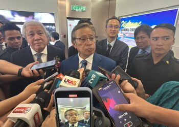ABANG Johari Tun Openg bercakap kepada media berhubung spekulasi Sarawak ambil alih MYAirline selepas hadir merasmikan bangunan kilang baharu Taiyo Yuden (Sarawak) Sdn Bhd, di sini hari ini.