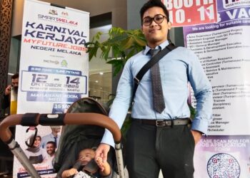 AMIRUL HAZIM Abdul Rahman bersama Kalsum hadir pada Karnival Kerjaya MYFutureJobs di MITC, Ayer Keroh, Melaka. - UTUSAN/MUHAMMAD SHAHIZAM TAZALI