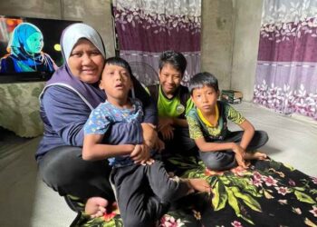 NORSIDAWATY Manaf meriba Muhammad Ammar di samping Muhammad Aiman Darwisy(dua dari kanan) dan Muhammad Iman Thaqif ketika ditemui di rumah mereka di Kampung Gelam, Datuk Kumbar di Alor Setar.