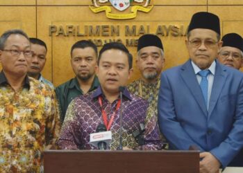 WAN SAIFUL WAN JAN dalam sidang akhbar di lobi Parlimen hari ini.