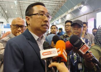 CHANG LIH KANG bercakap kepada pemberita dalam sidang akhbar sempena Karnival Minggu Sains 2023 Peringkat Negeri dan Malaysia Techlympics 2023 Peringkat Zon Selatan di MITC, Ayer Keroh, Melaka. - UTUSAN/MUHAMMAD SHAHIZAM TAZALI
