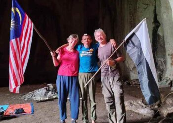 FARGET Guy (kanan) dan Farget Claire bersama Tajuddin Mat Amin (tengah) ketika singgah bermalam di Gua Kepayang Besar di Taman Negara Kuala Tahan di Jerantut, Pahang. – UTUSAN/HARIS FADILAH AHMAD