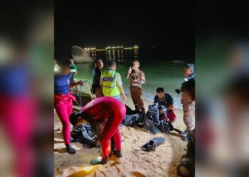 MAYAT mangsa ditemukan kira-kira pukul 9.25 malam oleh pasukan SAR di Pantai Mutiara berhampiran Kem Terendak, Sungai Udang, Melaka.
