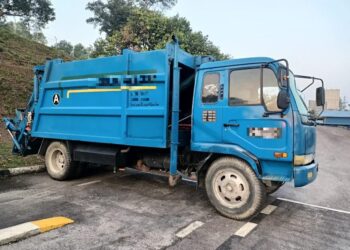 SEBUAH lori sampah yang dipandu warga asing tanpa lesen disita JPJ ketika pemeriksaan di Kawasan Perindustrian Nilai, Seremban pagi tadi.