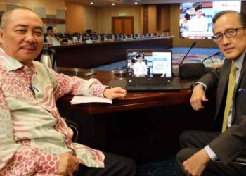 HAJIJI Noor (kiri) bersama Menteri Kewangan Negeri, Datuk Seri Masidi Manjun semasa menyaksikan pembentangan Belanjawan 2024 di Menara Kinabalu, hari ini