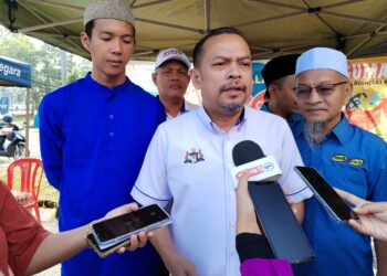 HAIRUDDIN Yunos bercakap kepada pemberita selepas Majlis Pelancaran Program Go Cashless@ABR Pasar Mini Esah Haniff di Umbai, Merlimau, Jasin, Melaka. - UTUSAN/AMRAN MULUP