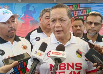 AMINUDDIN Harun ketika ditemui pemberita selepas merasmikan Sambutan Hari Sukan Negara 2023 Peringkat Negeri Sembilan di Kompleks Belia dan Sukan Negeri Sembilan di Paroi, Seremban hari ini.-UTUSAN/ZAKKINA WATI AHMAD TARMIZI.