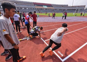 ATLET-atlet yang menyertai kejohanan Olahraga Majlis Sukan Sekolah Malaysia (MSSM) kali ke-63 mengadakan sesi latihan ringan di Stadium Tuanku Abdul Rahman Paroi, Seremban hari ini.-UTUSAN/MOHD. SHAHJEHAN MAAMIN.