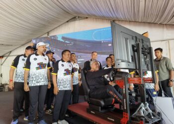 AHMAD Zahid Hamidi (duduk) mencuba permainan simulasi semasa merasmikan Sambutan Hari Sukan Negara Peringkat Kelantan di Taman Etnobotani Gua Musang, Kelantan hari ini-UTUSAN/AIMUNI TUAN LAH