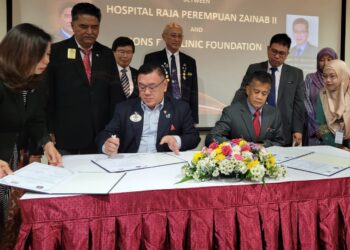 DR. Zaini Hussin (kiri) menandatangani memorandum sebagai saksi pada Majlis Pelancaran Sumbangan Kanta Intraokular dan Menandatangani Memorandum Persefahaman (MoU) Antara Lions Club International dan HRPZ II di Kota Bharu, Kelantan hari ini. UTUSAN/MUSTAQIM MOHAMED