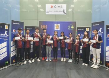 Juara kategori Bawah 19 tahun lelaki, Tay Jun Qian (tiga dari kiri) bersama-sama pemenang kategori lain yang mengungguli Kejohanan Sirkit Remaja Kebangsaan 2023 yang berlangsung hari ini.
