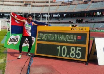 DANISH Iftikhar Muhammad Roslee menunjukkan masa yang dicatatnya selepas muncul juara acara 100 meter lelaki bawah 18 tahun pada Kejohanan Olahraga MSSM Kali Ke-63 yang berlangsung di Stadium Tuanku Abdul Rahman, Paroi, Seremban petang tadi.-UTUSAN/BADRUL HAFIZAN MAT ISA.