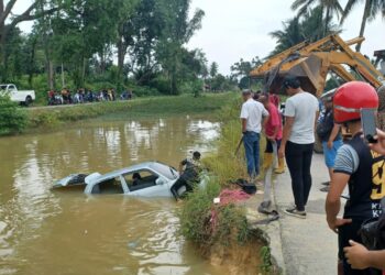 KERETA yang dipandu seorang pemuda yang terbabas di Kampung Kubang Keranji, Pasir Tumboh, Kota Bharu, Kelantan hari ini.UTUSAN/IHSAN BOMBA SUKARELA.