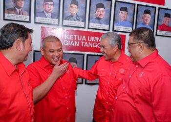 AHMAD ZAHID Hamidi (dua dari kanan) memperkatakan sesuatu kepada Ketua UMNO Bahagian Tangga Batu, Datuk Rais Yasin (dua dari kiri) sambil disaksikan Ab. Rauf Yusoh (kanan) ketika merasmikan pejabat baharu UMNO Bahagian Tangga Batu di Taman Paya Rumput Utama, Melaka. - UTUSAN/SYAFEEQ AHMAD