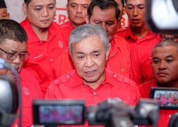 AHMAD ZAHID Hamidi dalam sidang akhbar selepas merasmikan pejabat baharu UMNO Bahagian Tangga Batu di Taman Paya Rumput Utama, Melaka. - UTUSAN/SYAFEEQ AHMAD