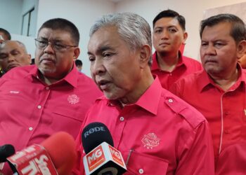 AHMAD ZAHID Hamidi bercakap dalam sidang akhbar selepas merasmikan pejabat baharu UMNO Bahagian Tangga Batu di Taman Paya Rumput Utama, Melaka. - UTUSAN/AMRAN MULUP