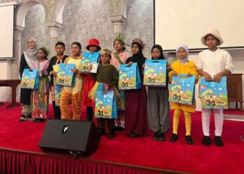 PELAJAR Orang Asli Sekolah Kebangsaan Gombak turut mempersembahkan lagu dan cerita rakyat dalam bahasa mereka dalam festival berkenaan.