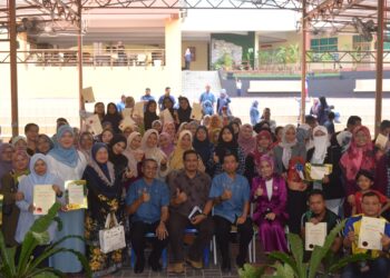 PARA peserta yang selesai mengikuti kursus pendek diberikan sijil pada Karnival PSH Komuniti Madani di Kolej Komuniti Masjid Tanah, Alor Gajah, Melaka.