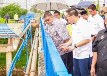 AB. RAUF Yusoh (depan) mengadakan lawatan kerja di jambatan Kampung Setulang Daeng, Klebang, Melaka yang runtuh pada 22 September lalu.