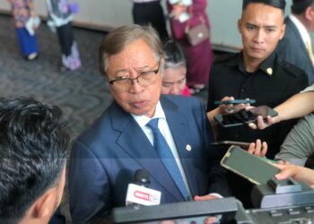 ABANG Johari Tun Openg bercakap kepada media selepas menyempurnakan Majlis Graduasi Universiti Swinburne Sarawak di Pusat Konvensyen Borneo Kuching (BCCK) di Kuching, hari ini.