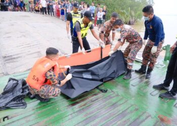ANGGOTA bomba mengangkat salah seorang daripada tiga mayat mangsa yang ditemukan oleh orang awam di Sungai Bat Nangar awal pagi tadi.