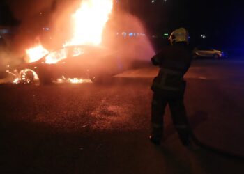 KENDERAAN Tesla yang terbakar di Jalan Puchong Jaya, di sini, malam tadi.