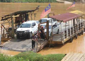 FERI menjadi nadi  pengangkutan kepada enam buah penduduk menyeberang Sungai Kelantan untuk  berulang-alik ke bandar di Kampung Pasir Kelang, Kuala Krai, Kelantan. 
– UTUSAN/KAMARUL BISMI