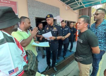 HANIF Yusabra Yusuf bertemu dengan wakil pemandu-pemandu lori selepas menerima memorandum daripada mereka di Pejabat JPJ Negeri Sembilan, di Jalan Seremban-Tampin, Seremban hari ini.-UTUSAN/BADRUL HAFIZAN MAT ISA.