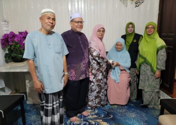 MOHD. Amar Nik Abdullah (dua kiri) bersama isteri semasa menziarahi salah seorang pesakit semasa turun padang di DUN Panchor, Kota Bharu, Kelantan hari ini. UTUSAN/MUSTAQIM MOHAMED.