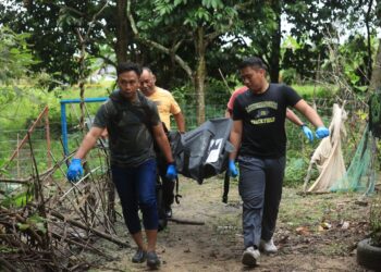 ANGGOTA polis membawa keluar mayat lelaki etnik Rohingya yang ditemukan mati dipercayai ditikam rakan senegaranya dalam pergaduhan di Kampung Melor Lama, Kota Bharu, Kelantan hari ini-UTUSAN/KAMARUL BISMI KAMARUZAMAN.