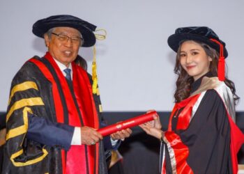 ABANG Johari Tun Openg menyampaikan skrol kepada salah seorang graduan Universiti Teknologi Swinburne, Kampus Sarawak di Pusat Konvensyen Borneo Kuching (BCCK), Kuching hari ini.