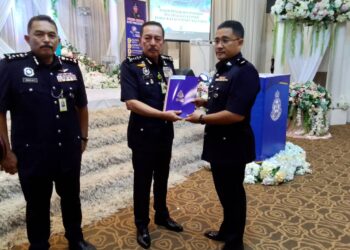 MUHAMAD Zaki Harun (tengah) menyampaikan surat penghargaan kepada salah seorang pegawai yang dinaikkan pangkat, di Kota Bharu, Kelantan hari ini.UTUSAN/ROHANA MOHD.NAWI