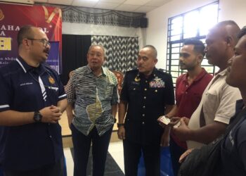 MOHD Misuari Abdullah (kiri) beramah mesra bersama penerima MyLesen pada Majlis Penyerahan Lesen Memandu Percubaan (PDL) Peserta MyLesen B2 di Akademi Memandu Nasrom, Kota Bharu, Kelantan hari ini. - UTUSAN/ROSMIZAN RESDI