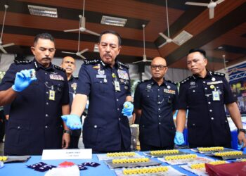 MUHAMAD Zaki Harun (dua kiri) bersama pegawai menunjukkan rampasan dadah semasa sidang media di Ibu Pejabat Polis Kontinjen (IPK) Kelantan di Kota Bharu, Kelantan hari ini-UTUSAN/KAMARUL BISMI KAMARUZAMAN.