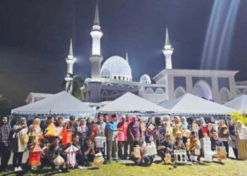 Kakitangan MUIP bersama saudara baharu Persatuan Cina Muslim Malaysia, Pahang ketika mengambil bahagian dalam Pesta Tanglung Pahang 2023 di Kuantan baru-baru
